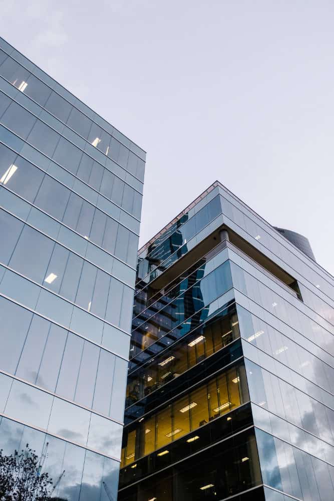 Edificio moderno de oficinas con fachada de cristal en Tenerife.